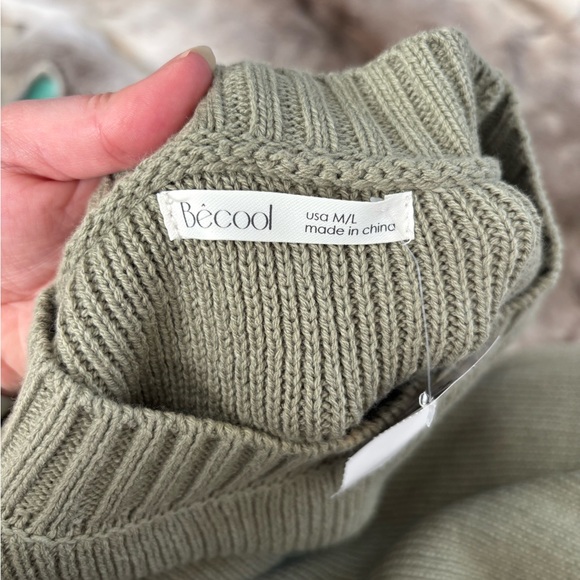 NWT Green Women's Sweater - Picture 3 of 5